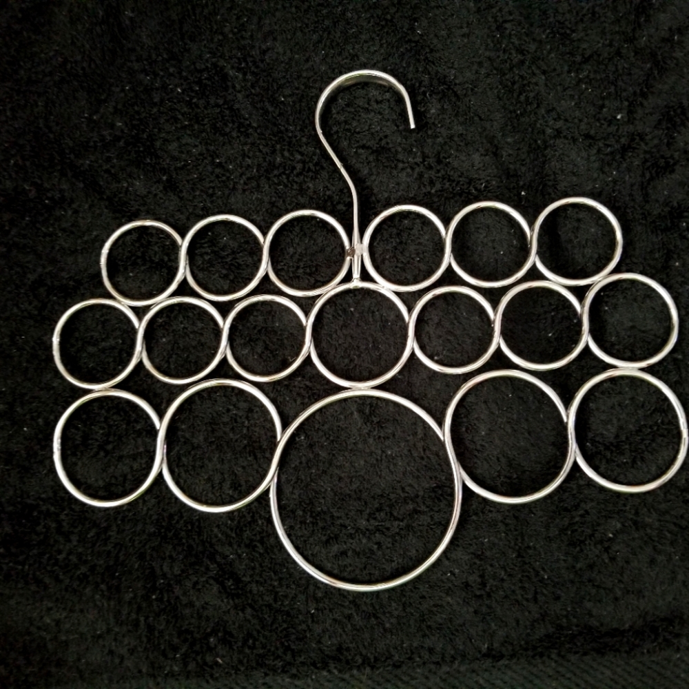 🛍 Axis Scarf Hanger
